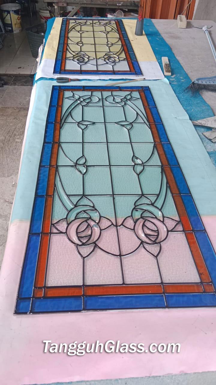 Kaca patri motif floral untuk interior rumah klasik - Tangguh Glass