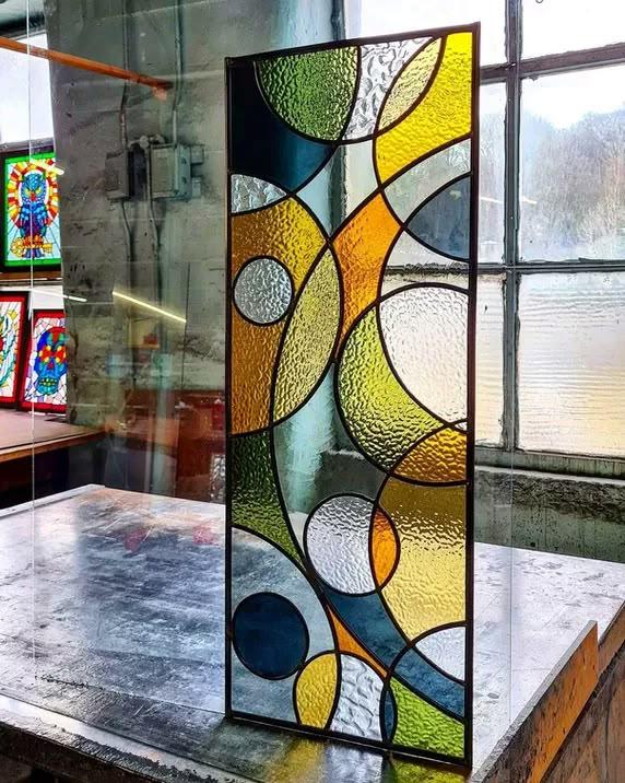 Kaca patri dengan frame aluminium untuk desain modern - Tangguh Glass