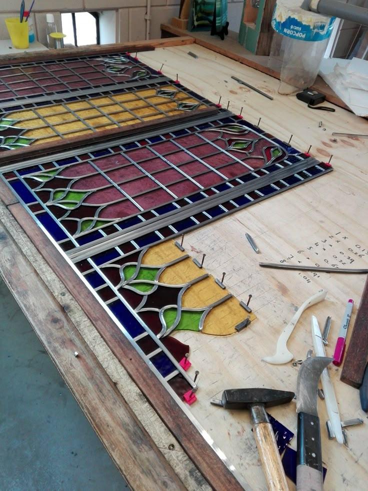 Kaca patri custom untuk berbagai kebutuhan dekorasi - Tangguh Glass